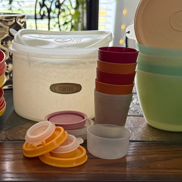 Colorful Tupperware bundle - Picture 2 of 8